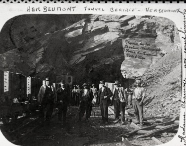 Herbeumont-sortie tunnel côté d'Oise (wagonnet,machines,hommes).jpg